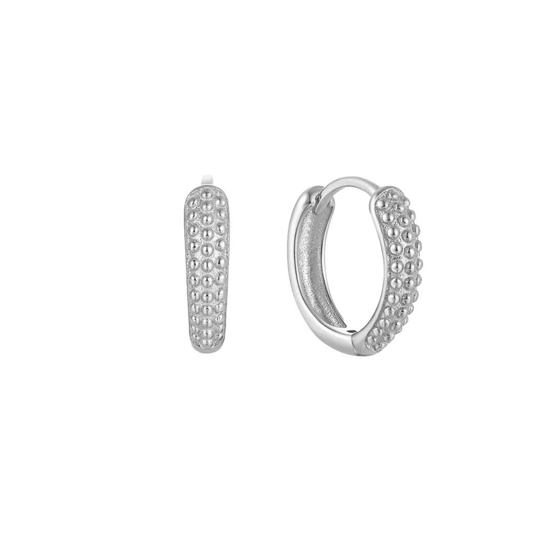 Goldgrain Huggies-Creolen aus 925 Silber, kleine Creolen mit körniger Struktur für Damen, eleganter moderner Schmuck.