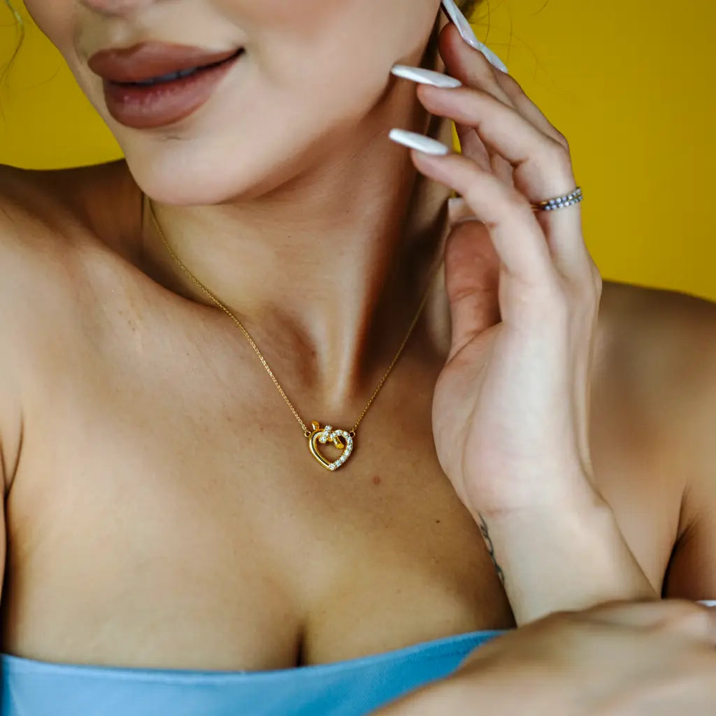 Heartlink – Kette aus 925 Silber mit Zirkonia-Herz und Knoten Suzan Gold