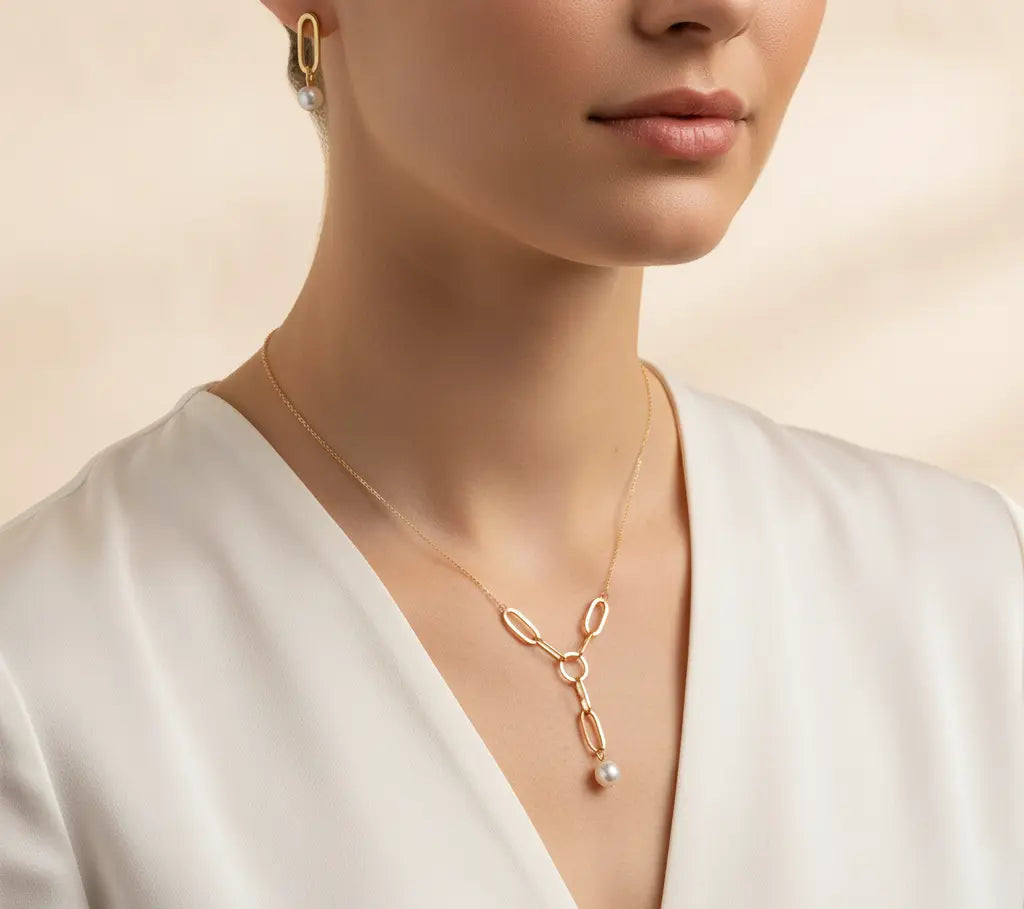 Pearl Whisper Elegance – Echtgold Kette & Ohrringe mit Süßwasserperlen Suzan Gold