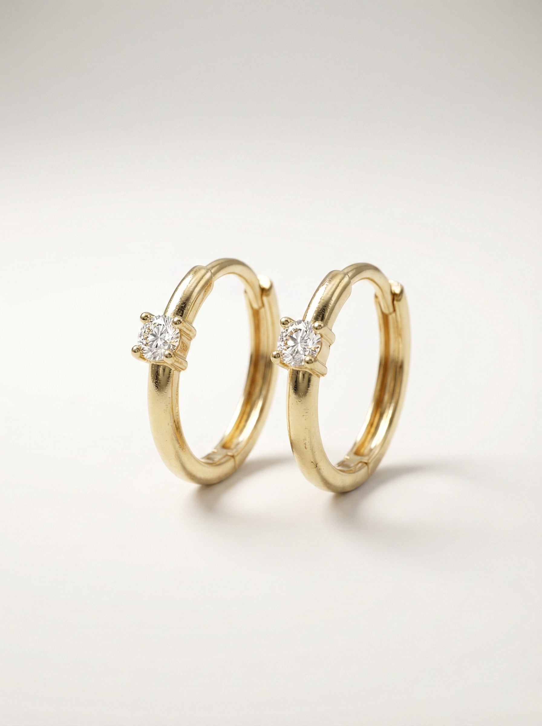 Solivette Spark – 375 Echtgold Huggie-Creolen mit rundem Zirkonia Solitär