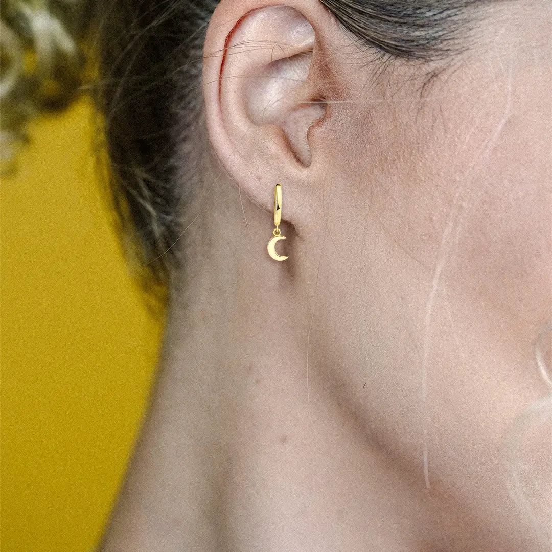 Moonlite – Huggie-Creolen aus 925 Silber mit Mond-Anhänger Suzan Gold