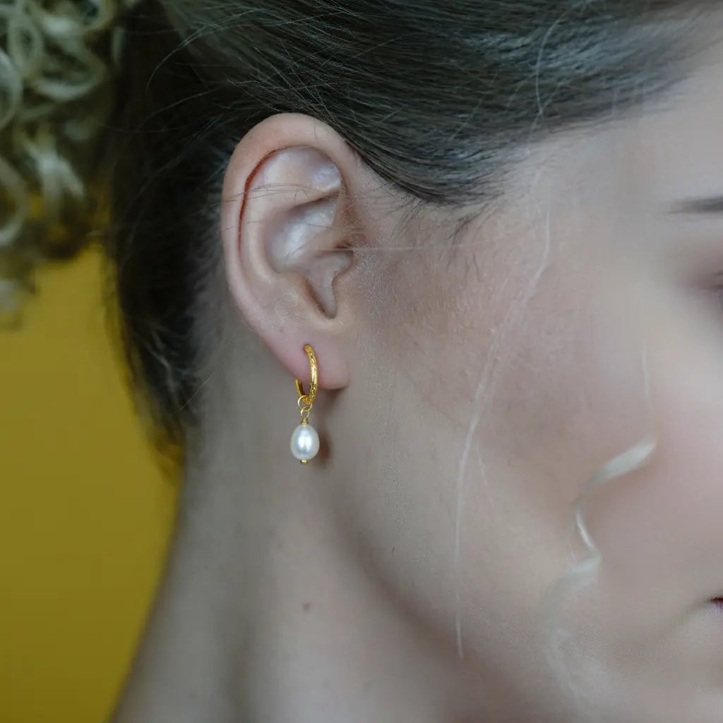 Pearldrop Elegance – 925 Silber-Creolen mit Süßwasserperlen Suzan Gold