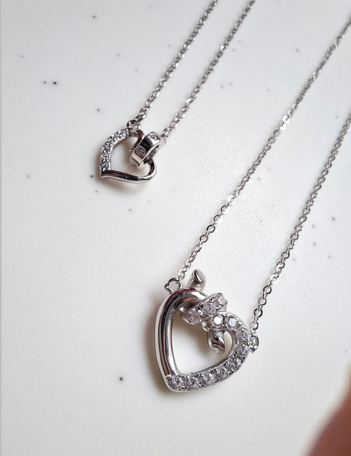 Heartlace – Halskette aus 925 Silber mit verschlungenem Herz- und Ringanhänger