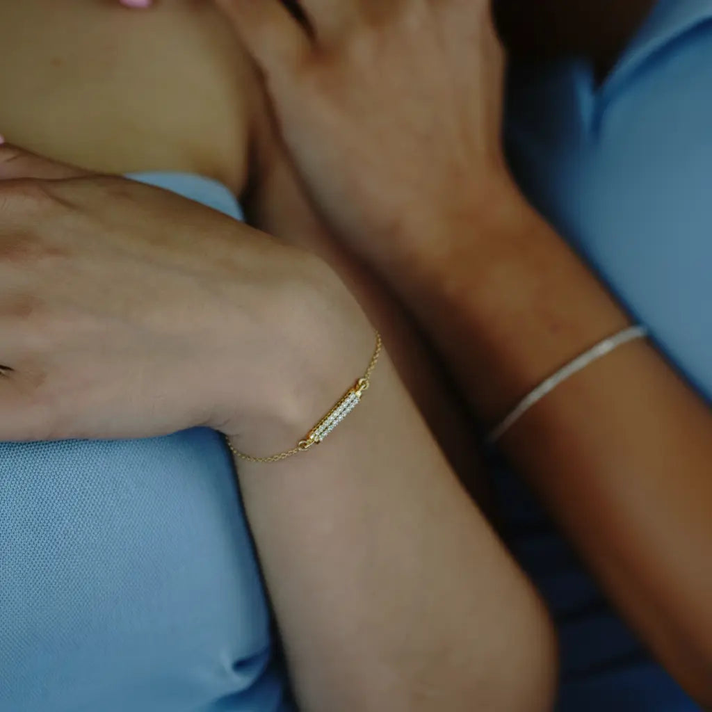 GlimmerBar – Zartes vergoldetes Armband mit Zirkonia-Zylinder Suzan Gold