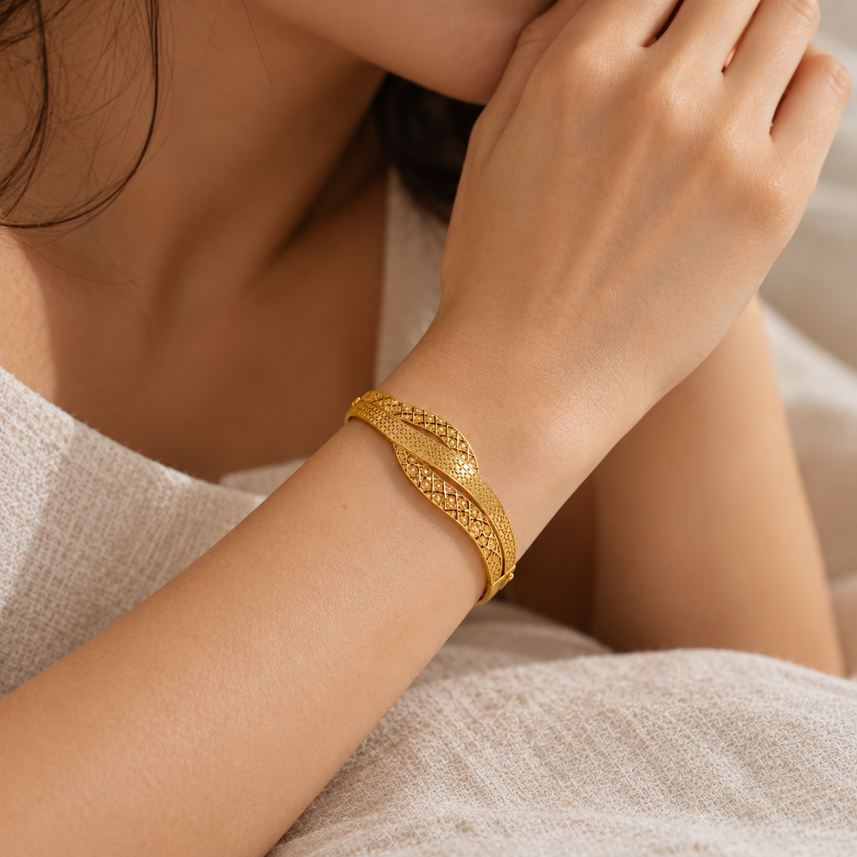 Wave Bangle – Armreif mit geschwungenem Filigran-Design aus 750 Gold