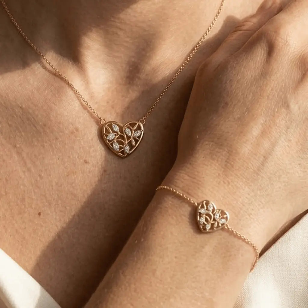 Floréa Amora – Vergoldetes 925 Silber Schmuckset mit Herz - Anhänger im floralen Design, Halskette & Armband - Suzan Gold