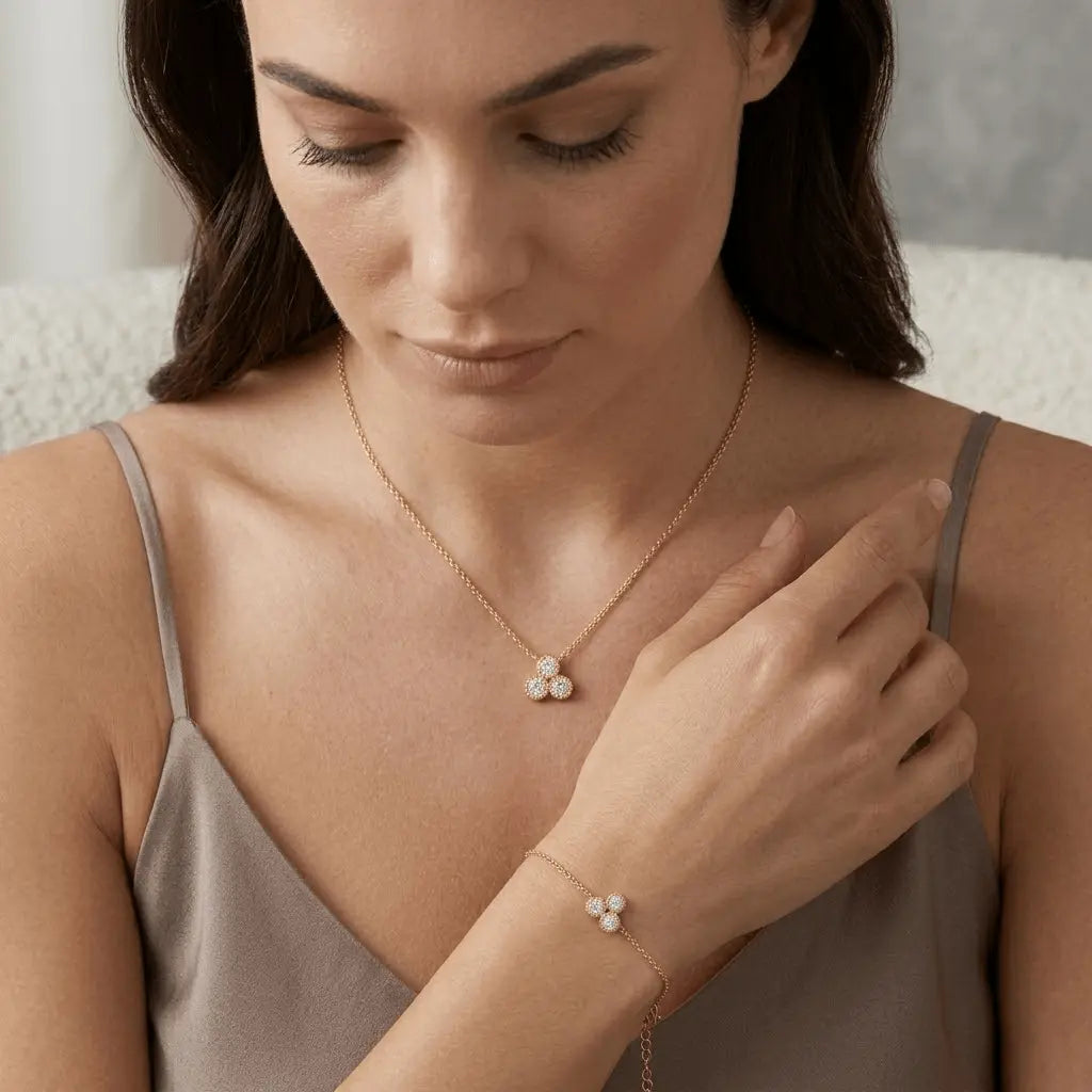 Trivellea Aura – Vergoldetes 925 Silber Schmuckset mit drei Zirkonia - Elementen, Halskette & Armband - Suzan Gold
