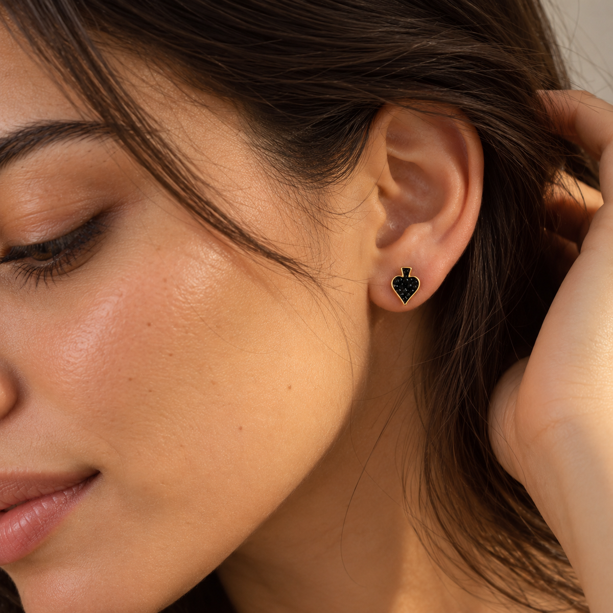 Spade Stud Earrings 925 Sterling Silber – Elegante Ohrstecker mit tiefschwarzem Pik-Anhänger-Design (vergoldet)