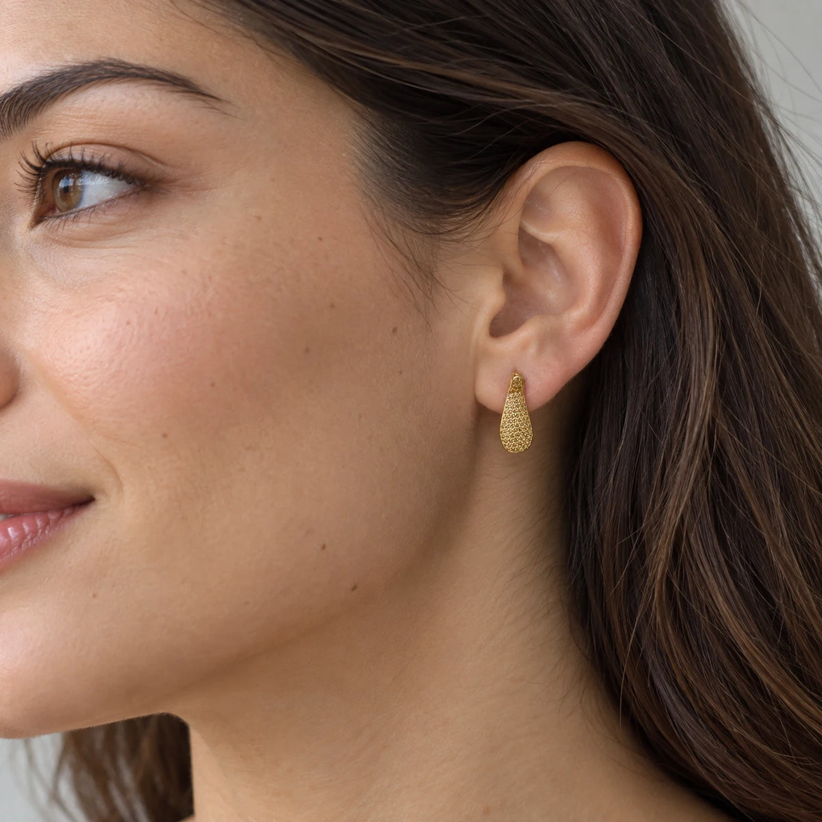 Filigree Teardrop – Tropfen-Ohrstecker mit Filigran-Struktur aus 750 Gold Suzan Gold