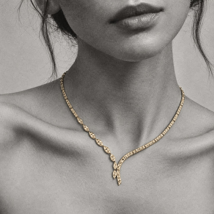 Schmuck zu Hemden und Blusen: Welche Kette passt zum Kragen?