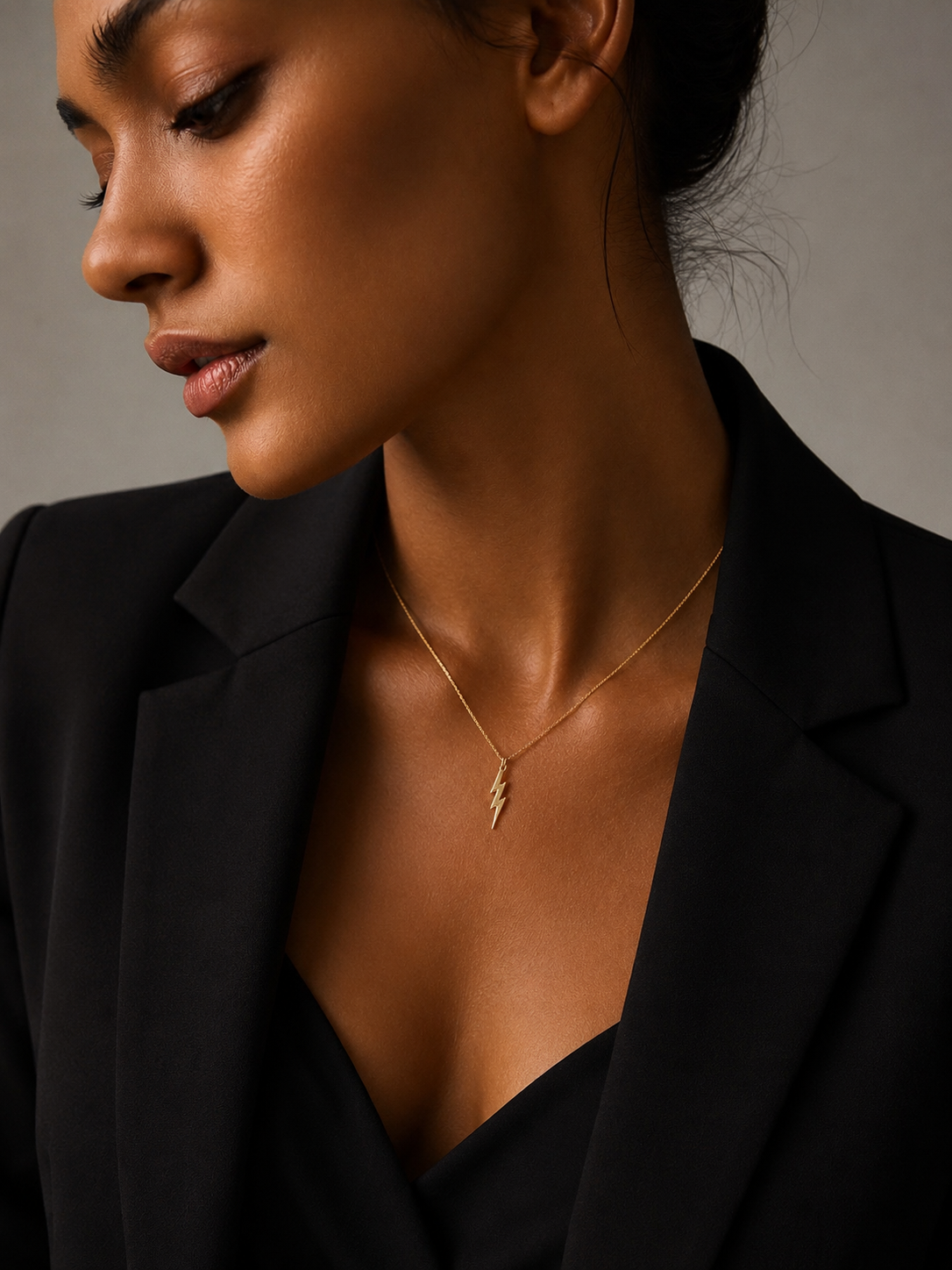 Welcher Schmuck passt zum Blazer? Die schönsten Goldschmuck-Ideen für einen stilvollen Look Suzan Gold
