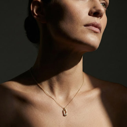 Schmuck für Frauen, die Minimalismus lieben: Zeitlose Schmuckstücke für einen eleganten Stil