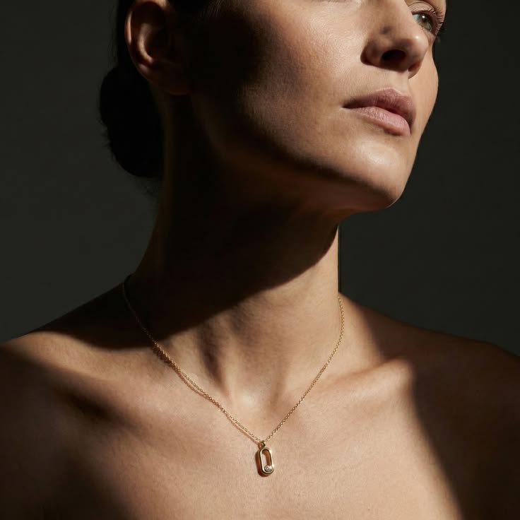 Schmuck für Frauen, die Minimalismus lieben: Zeitlose Schmuckstücke für einen eleganten Stil