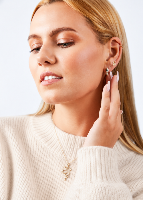 Schmuck zu Strickpullovern: Welche Ketten und Ohrringe passen?