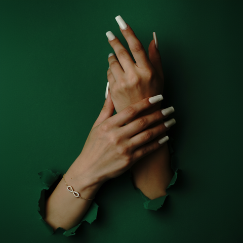 Infinity Glow – 375er Goldarmband mit Zirkonia &amp; Unendlichkeitsanhänger