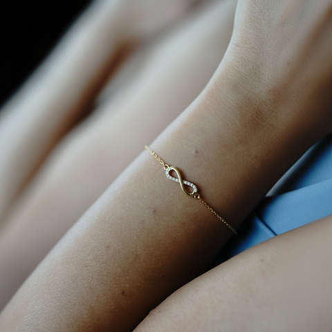 Infinity Glow – 375er Goldarmband mit Zirkonia &amp; Unendlichkeitsanhänger
