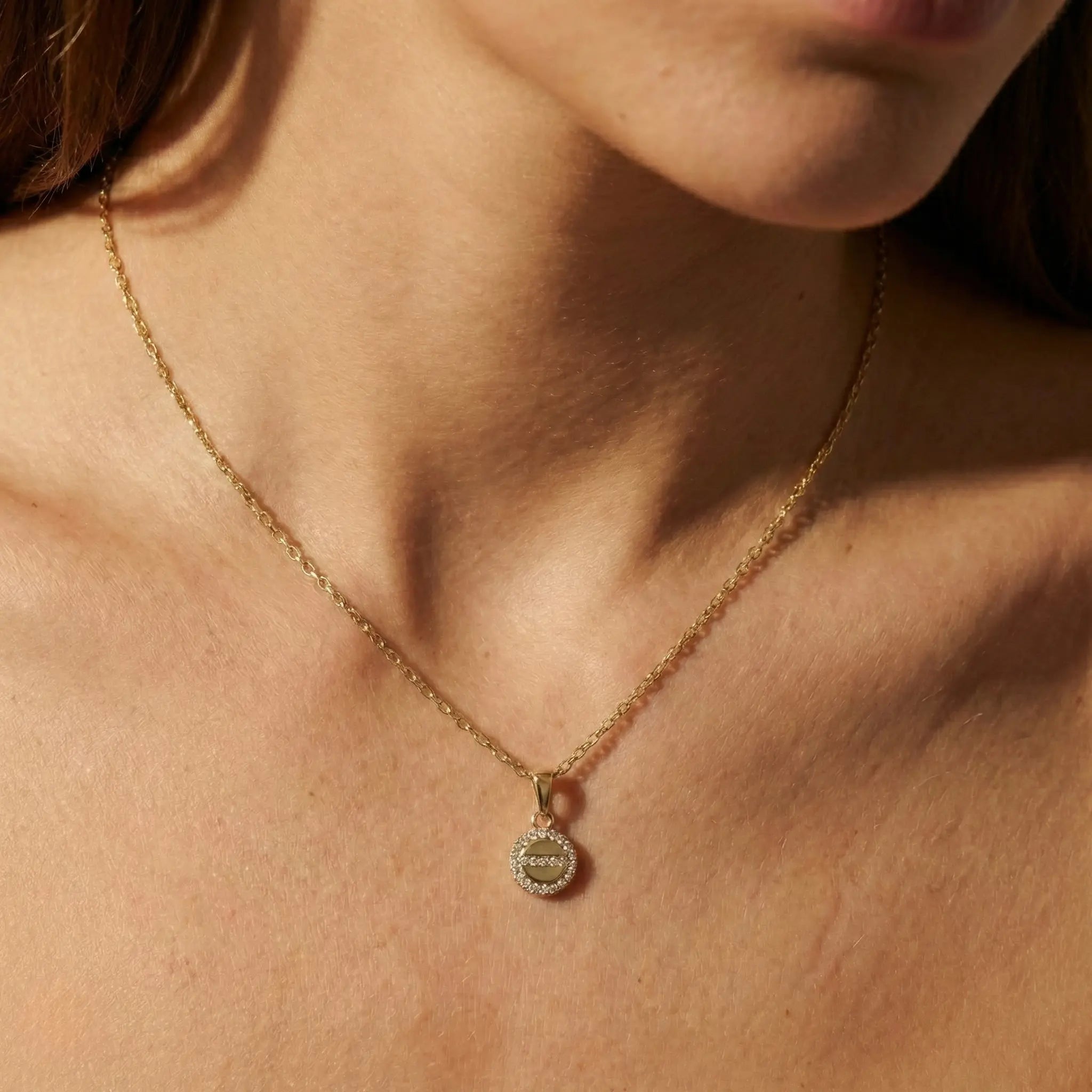 Circluna Bar – 375 Echtgold Halskette mit Zirkonia Kreisanhänger Suzan Gold