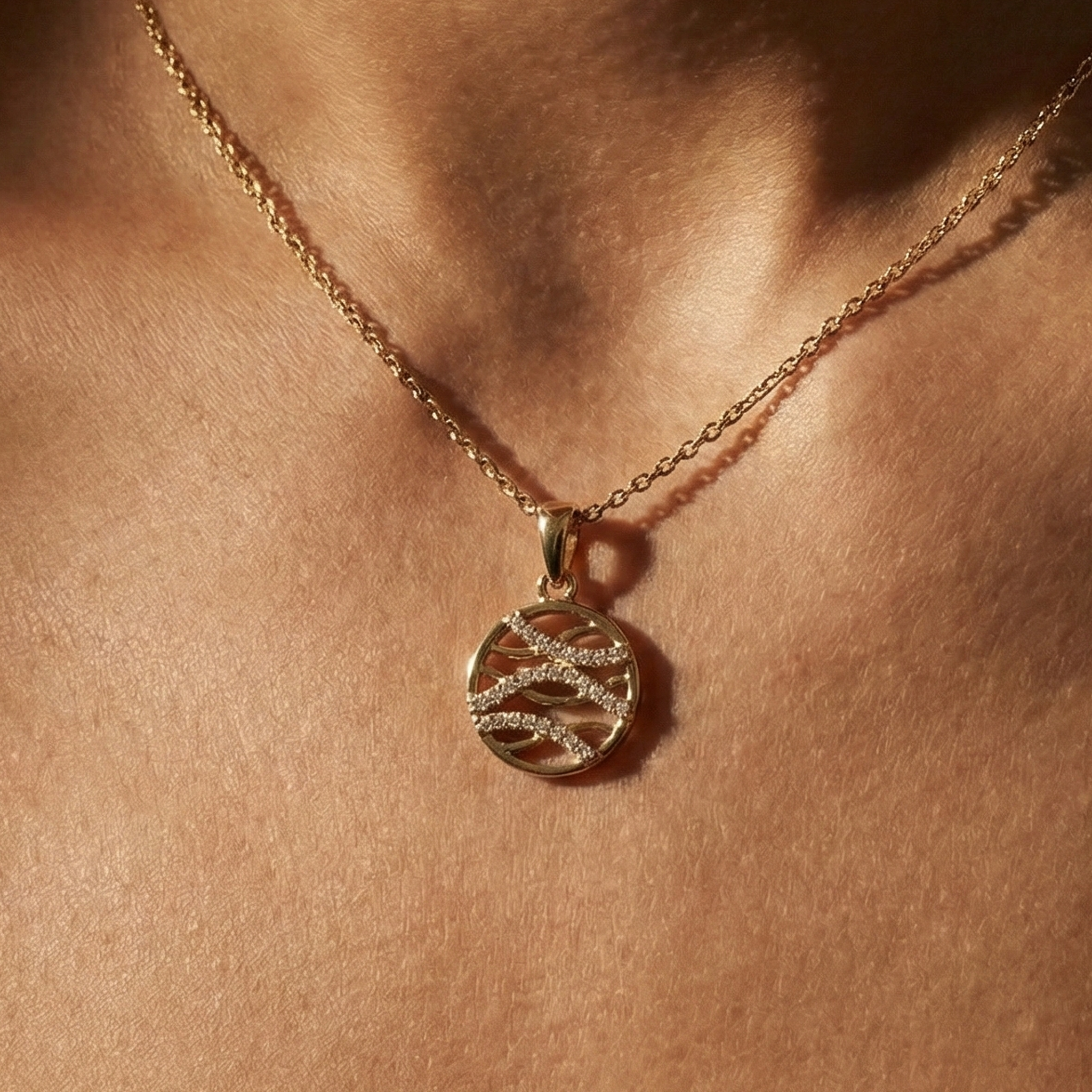 Veliora Weave – 375 Echtgold Halskette mit rundem Zirkonia-Ornament