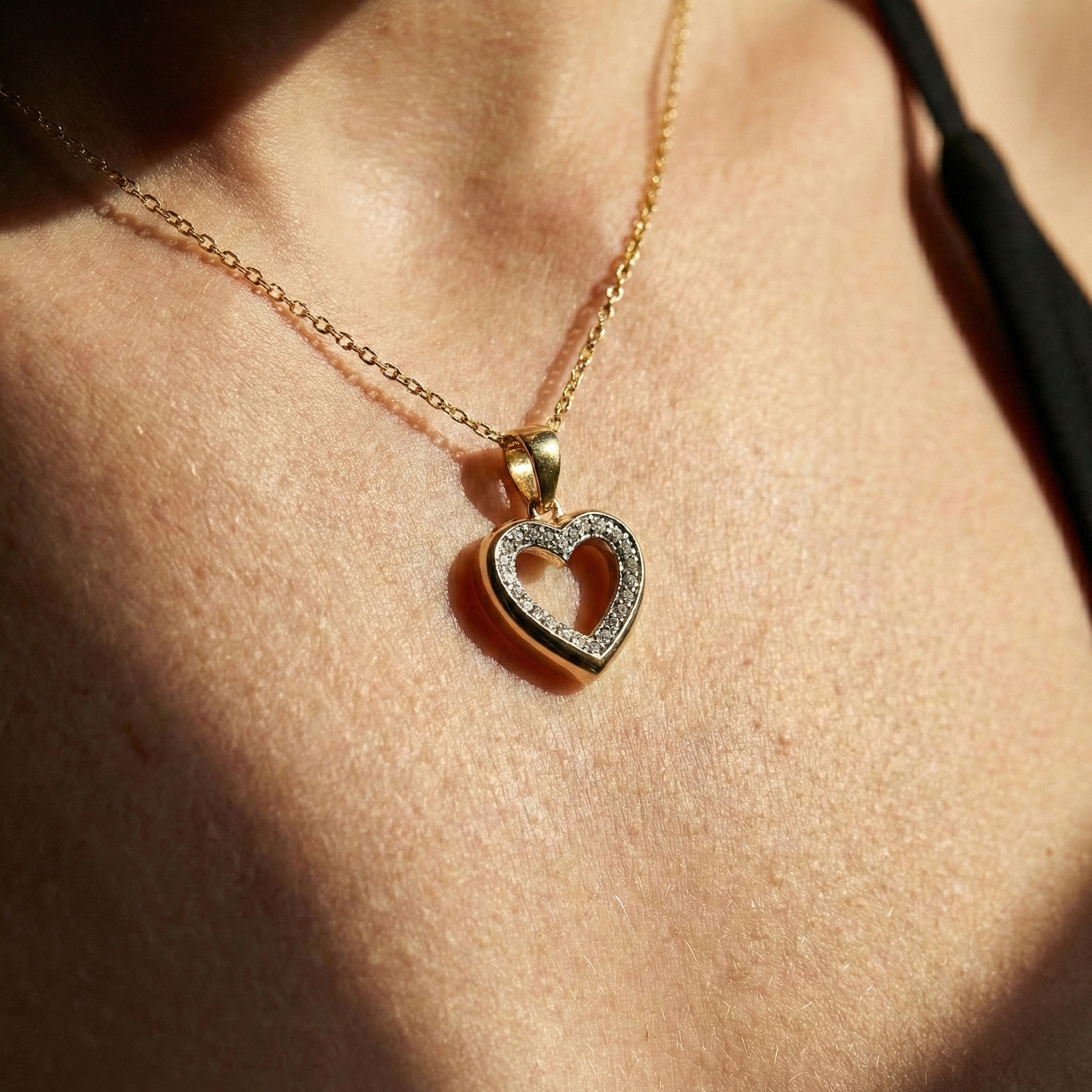 Amoréa Halo – 375 Echtgold Halskette mit offenem Herz & Zirkonia