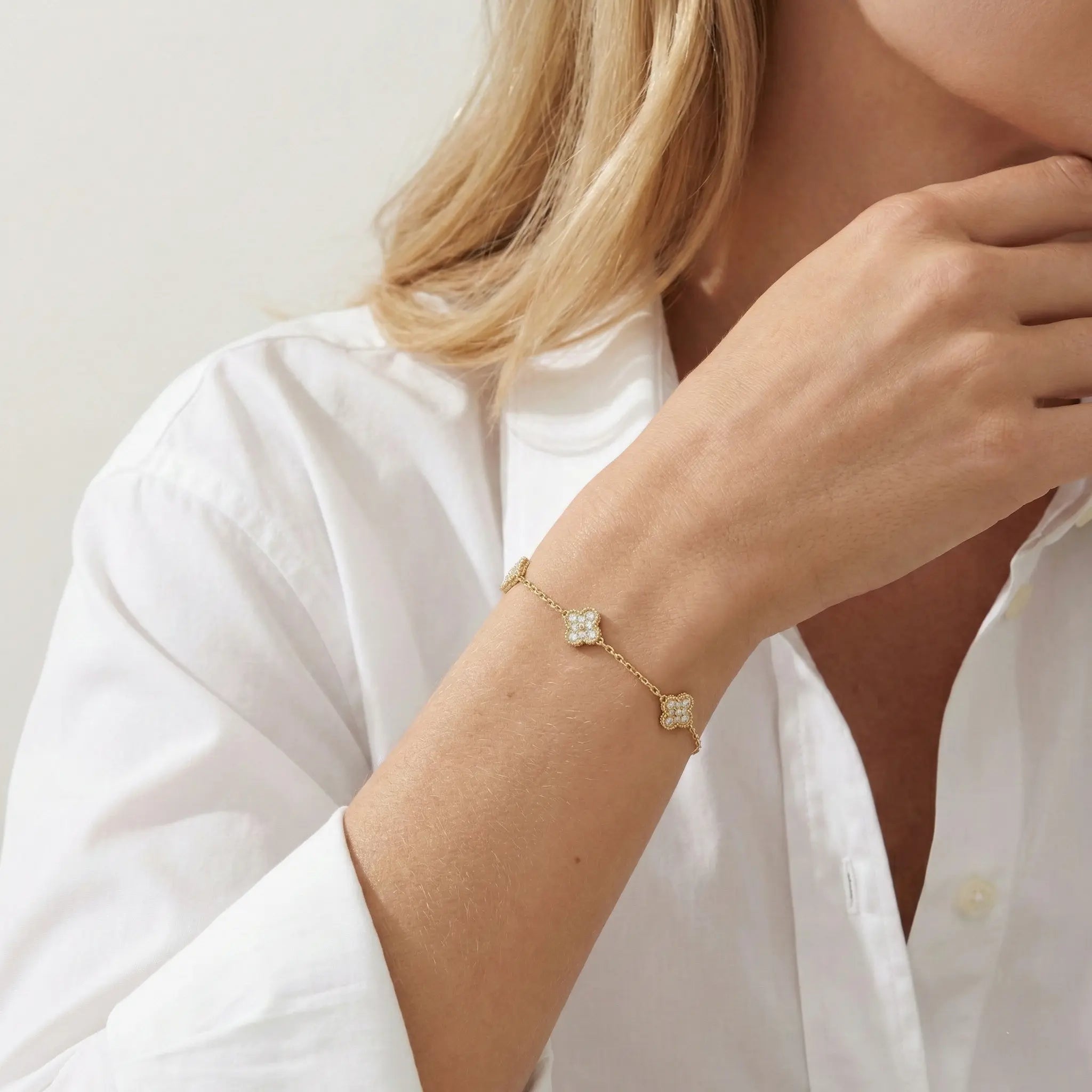 Floria Trio – 375 Echtgold Armband mit drei Clover Elementen Suzan Gold