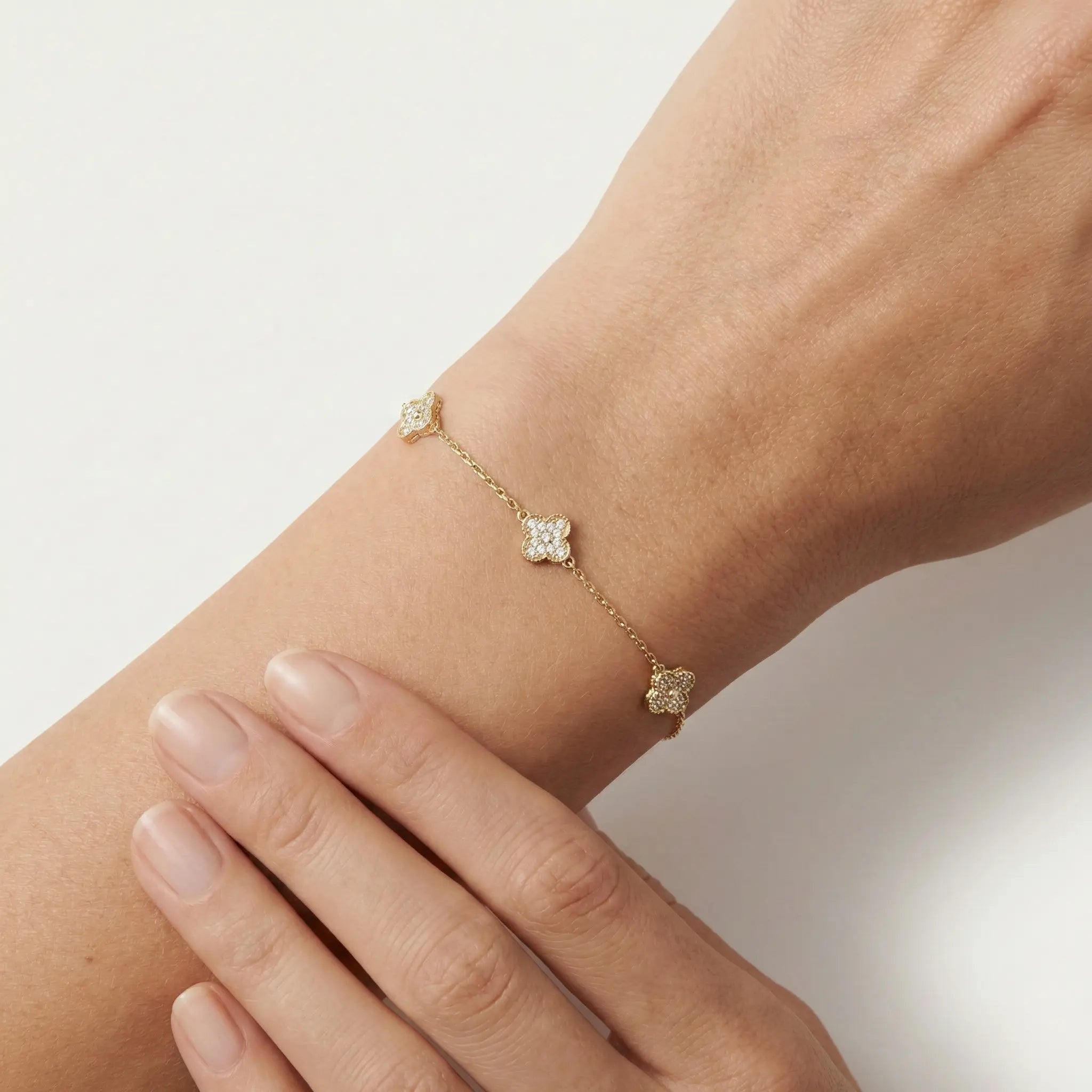 Floria Trio – 375 Echtgold Armband mit drei Clover Elementen Suzan Gold