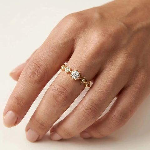 Kite Halo – Ring mit rundem Zirkonia und Kite-Akzenten aus 585 Gold Suzan Gold