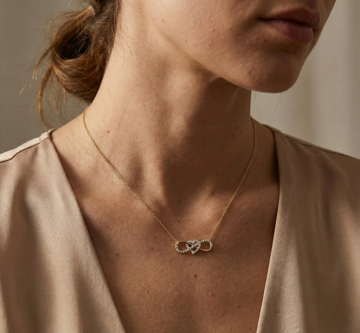 Amouria Loop – 375 Echtgold Halskette mit Herz - Unendlichkeitsanhänger und Zirkonia - Suzan GoldHalskette