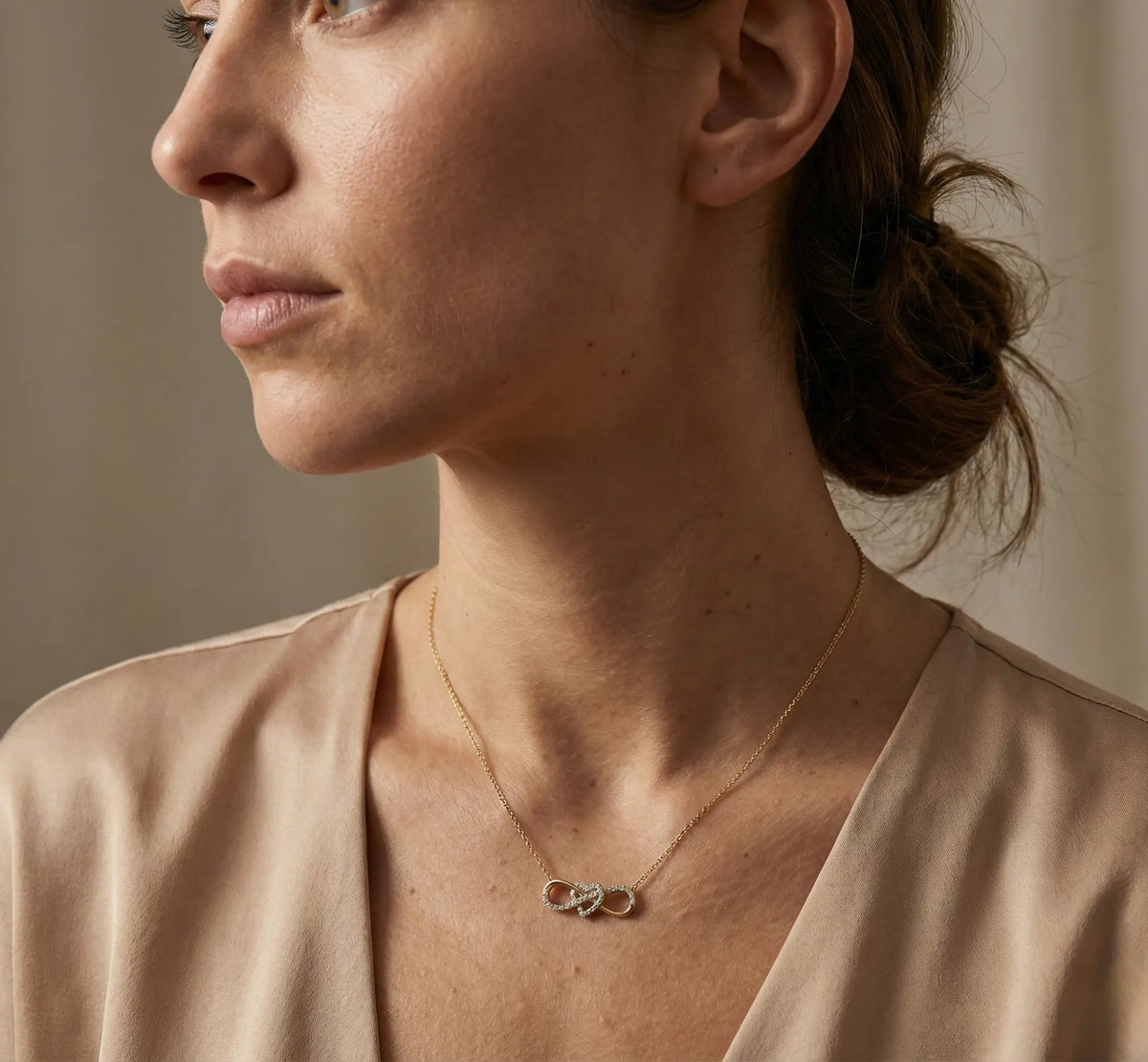 Amouria Loop – 375 Echtgold Halskette mit Herz - Unendlichkeitsanhänger und Zirkonia - Suzan GoldHalskette