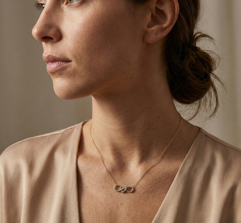 Amouria Loop – 375 Echtgold Halskette mit Herz-Unendlichkeitsanhänger und Zirkonia