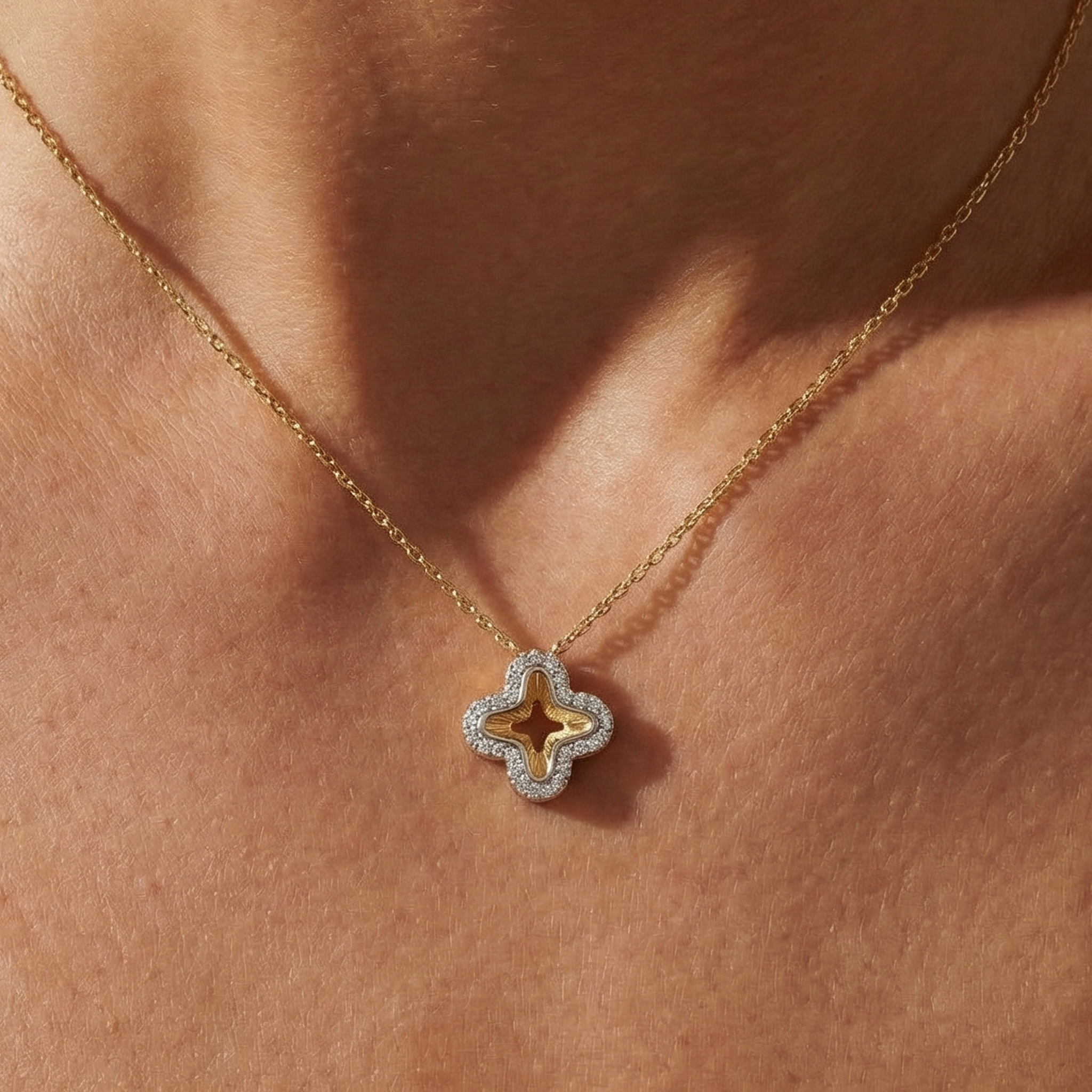 Veloria Clover – 375 Echtgold Halskette mit Kleeblatt Zirkonia Anhänger