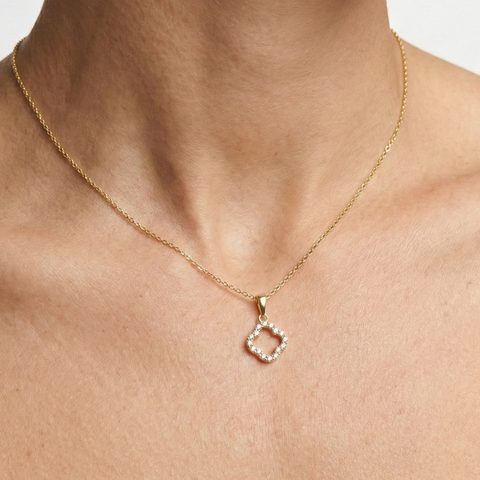 Lioréa Quatre – 375 Echtgold Halskette mit offenem Kleeblatt Zirkonia Anhänger