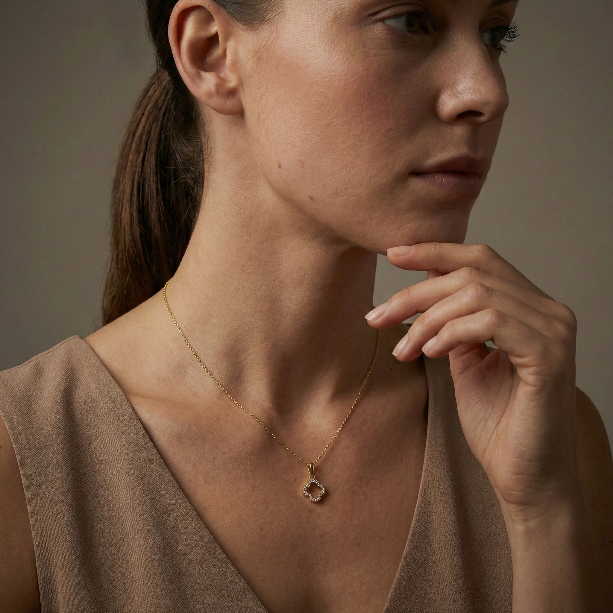 Lioréa Quatre – 375 Echtgold Halskette mit offenem Kleeblatt Zirkonia Anhänger