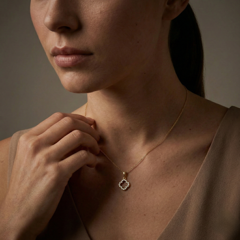 Lioréa Quatre – 375 Echtgold Halskette mit offenem Kleeblatt Zirkonia Anhänger