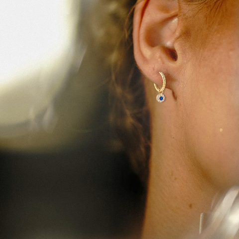 Twistella – 375er Echtgold-Creolen mit Zirkonia & blauem Anhänger