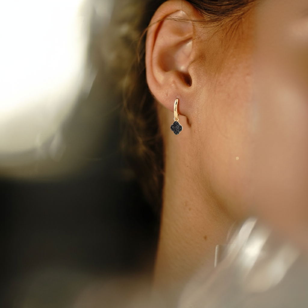 Noirleaf – 375er Echtgold-Creolen mit schwarzem Kleeblatt-Anhänger