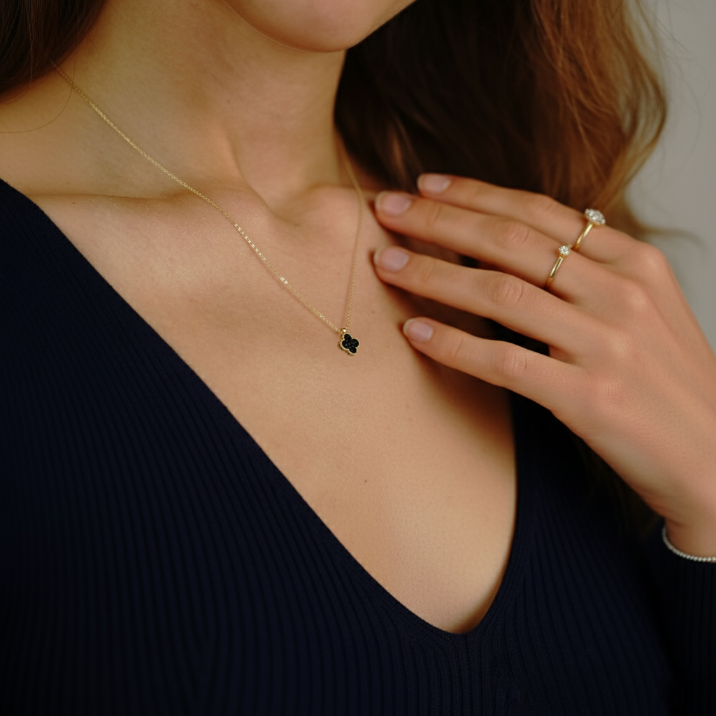 Noirleaf – 375er Echtgoldkette mit schwarzem Kleeblatt-Anhänger