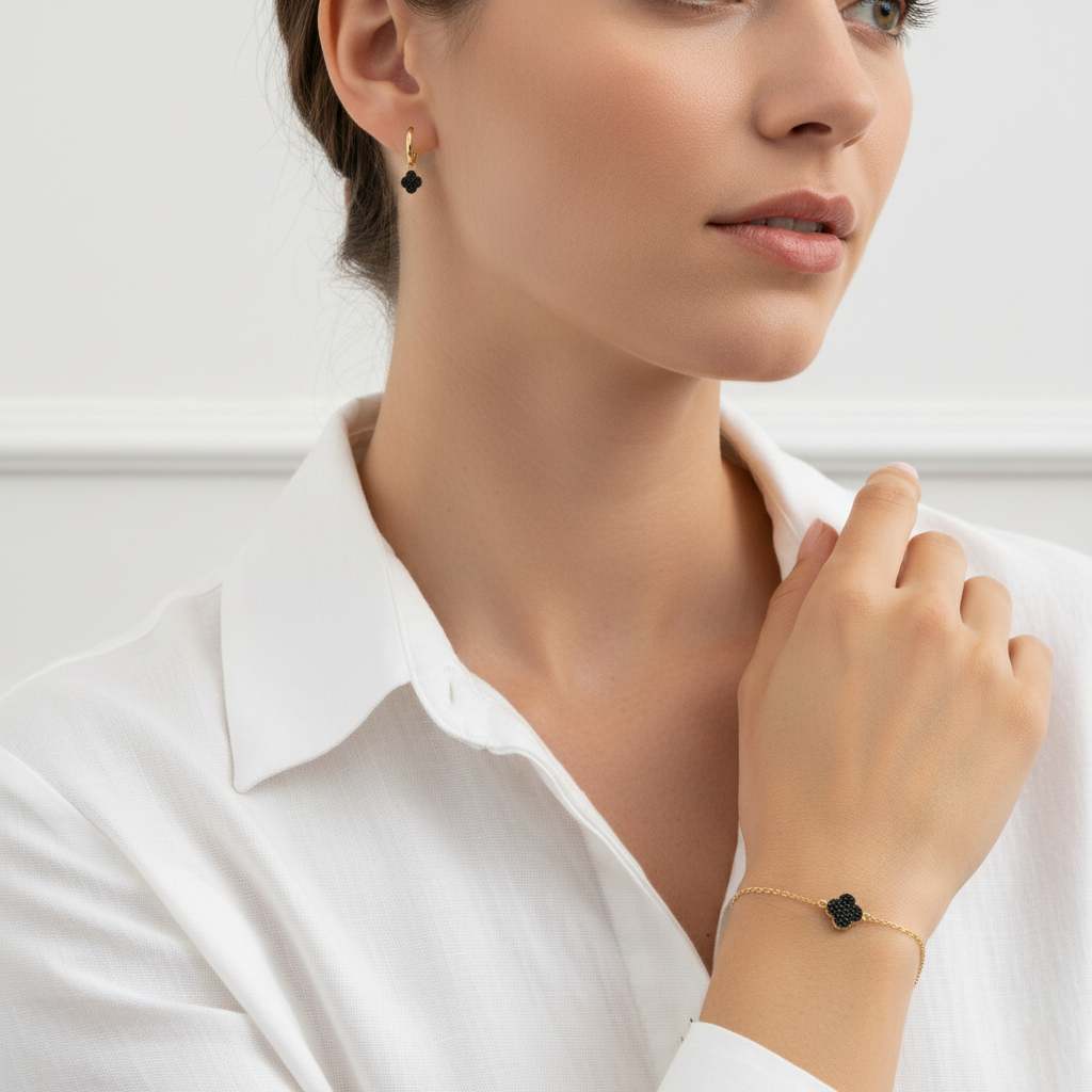 Noira Grace – 375 Gold Ohrringe & Armband mit schwarzem Kleeblatt