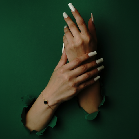 Noirleaf Fine – 375er Echtgoldarmband mit schwarzem Kleeblatt-Anhänger