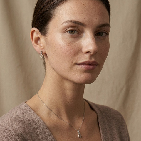 Infinitra – 925 Silber Schmuckset mit Unendlichkeits Anhänger & Ohrsteckern Suzan Gold