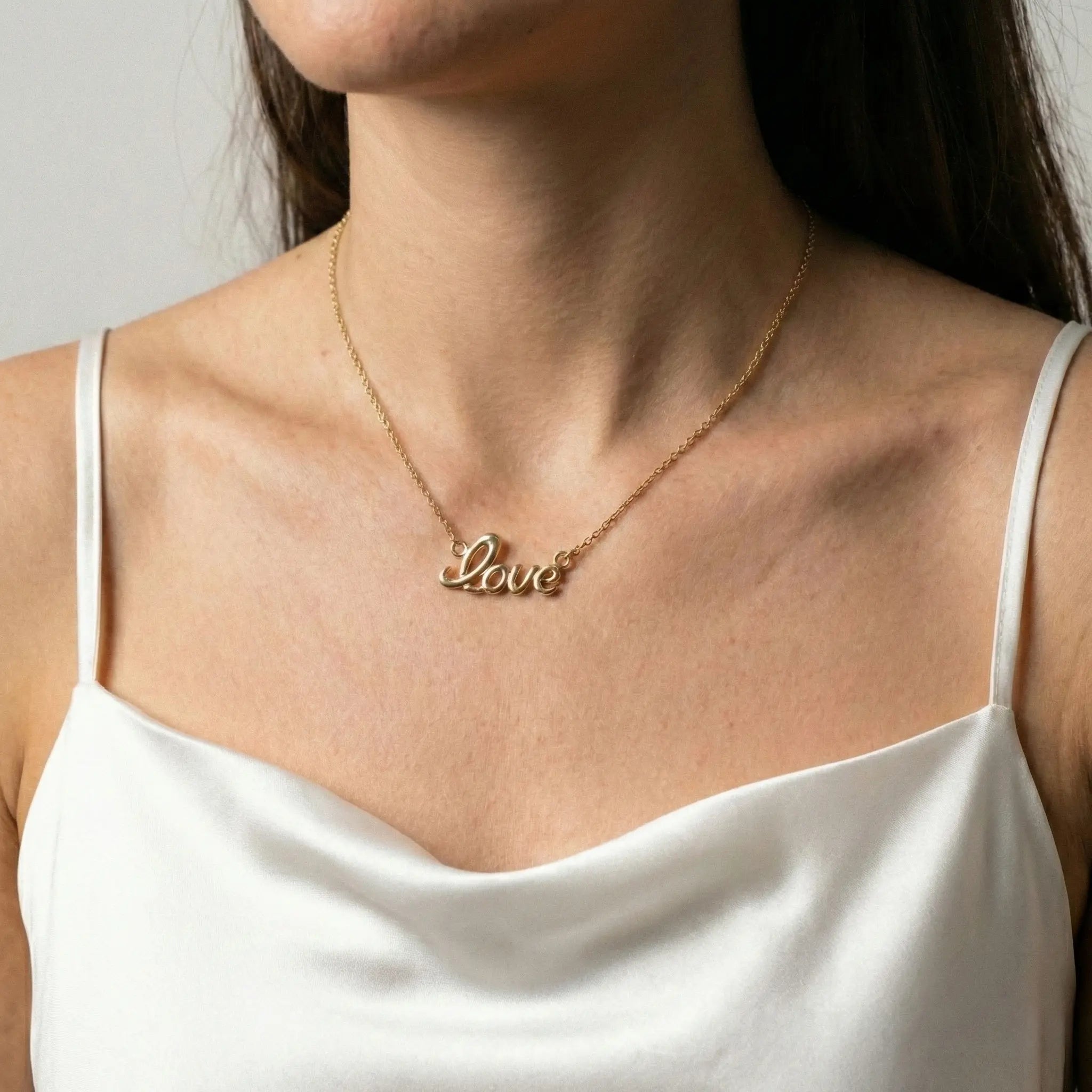 Lovelle Script – 375 Echtgold Halskette mit Love Schriftzug Anhänger - Suzan GoldHalskette