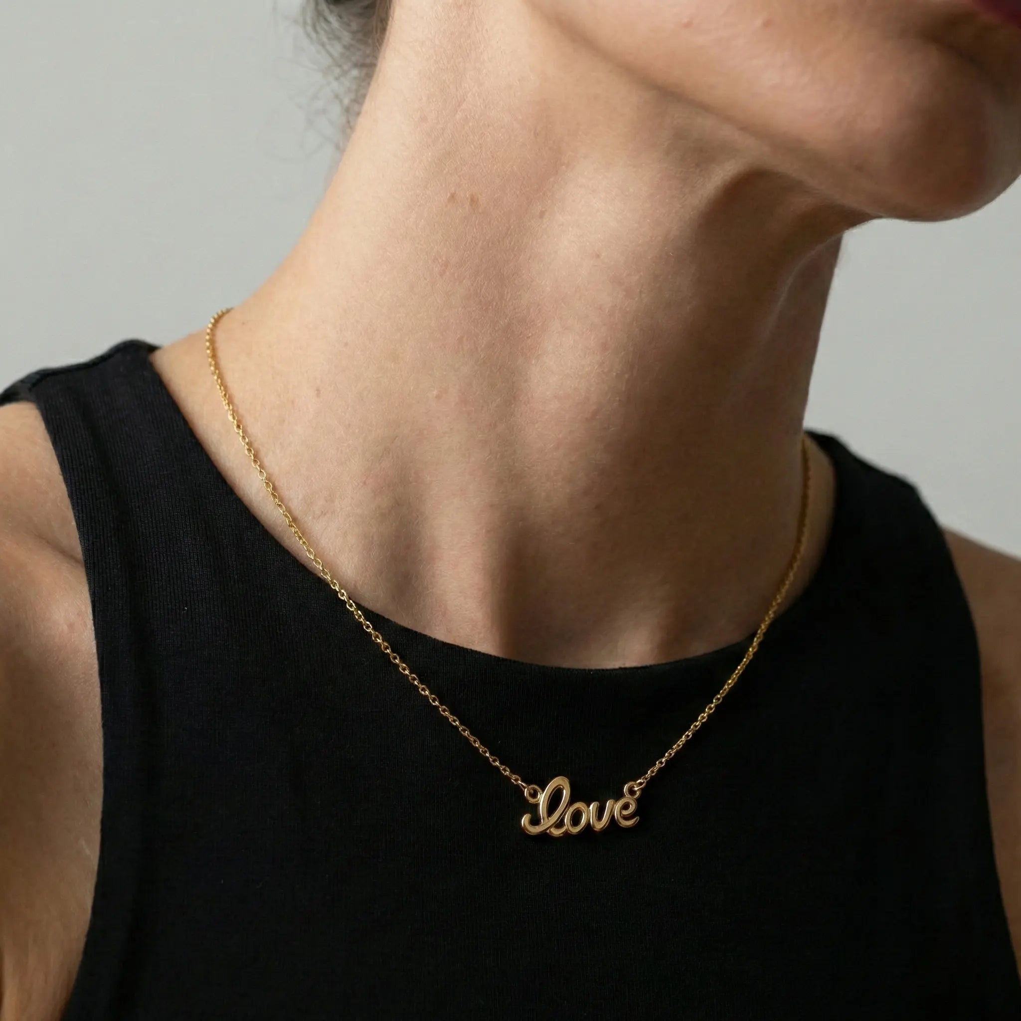 Lovelle Script – 375 Echtgold Halskette mit Love Schriftzug Anhänger - Suzan GoldHalskette