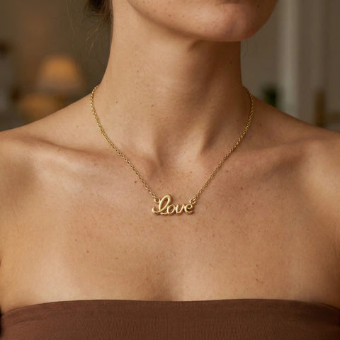 Lovelle Script – 375 Echtgold Halskette mit Love Schriftzug Anhänger - Suzan GoldHalskette