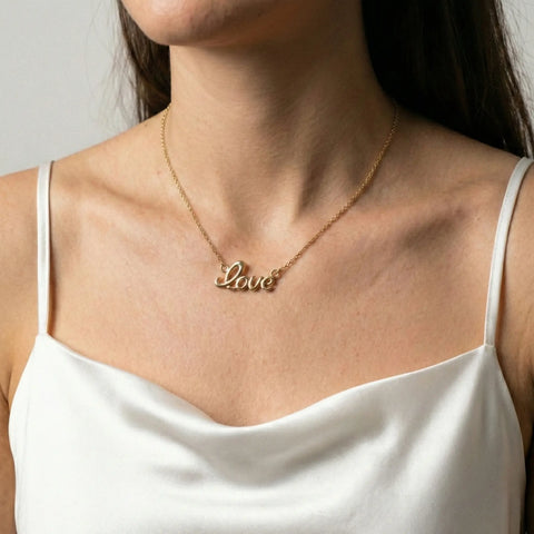 Lovelle Script – 375 Echtgold Halskette mit Love Schriftzug Anhänger - Suzan GoldHalskette