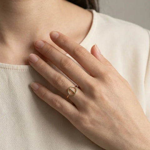 Orbit Signet Ring – Minimalist women's ring made of 375 solid gold - Suzan GoldRing