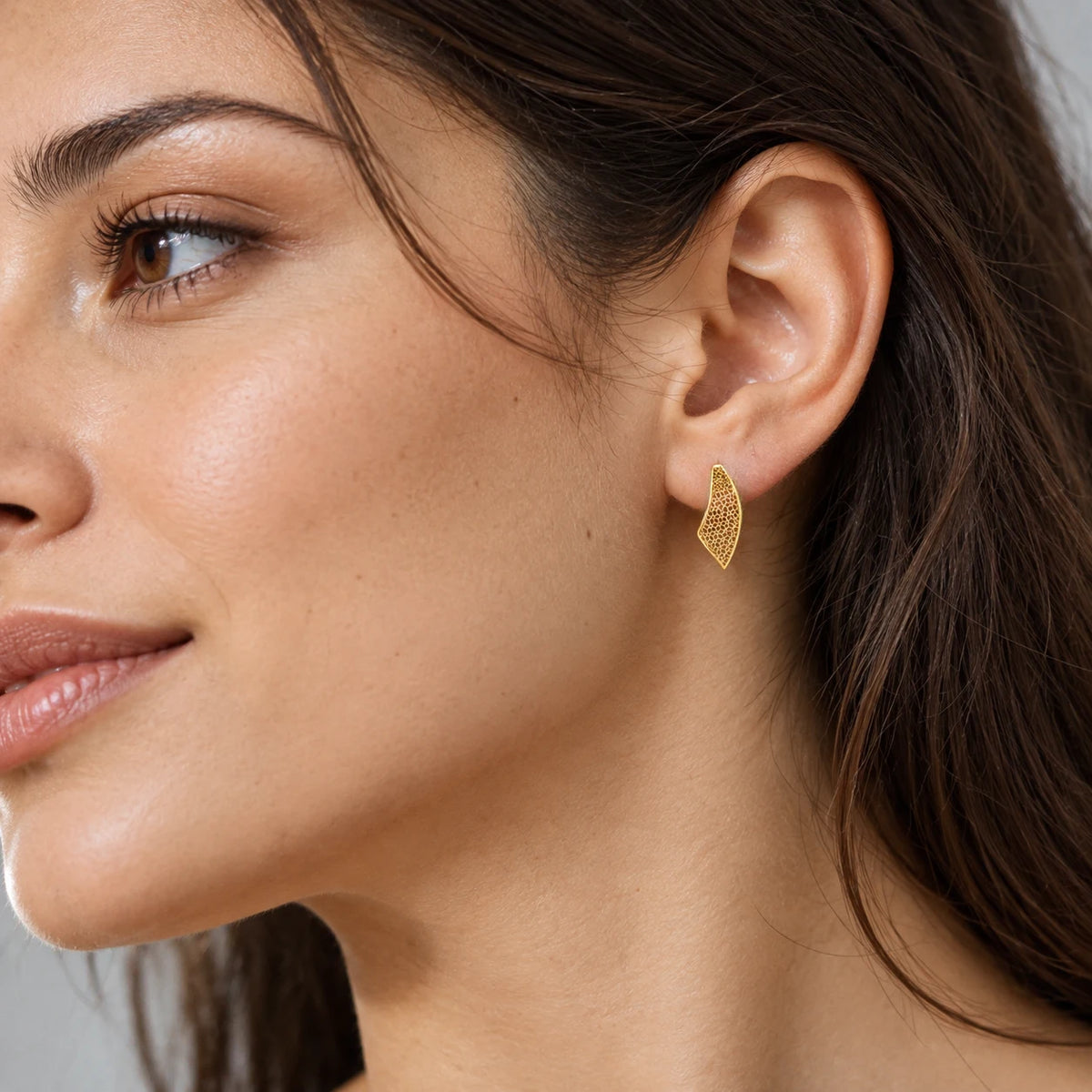 Filigree Wave – Filigrane Ohrhänger in Wellenform aus 750 Gold Suzan Gold