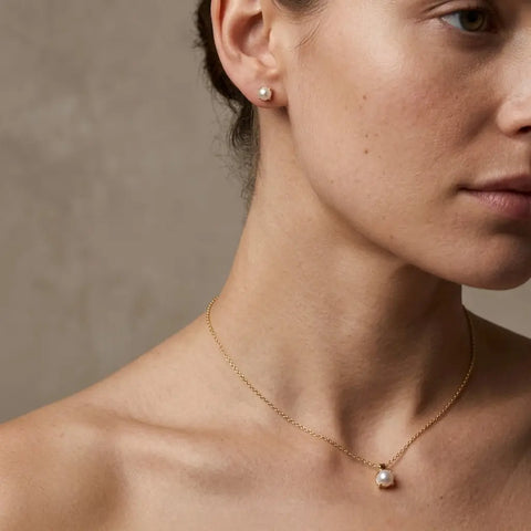 Pearlora Elegance Set – 375 Echtgold Schmuckset mit Perlen Halskette & Ohrsteckern - Suzan Gold