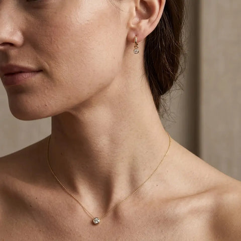 Cirélia Solitär Set – 375 Echtgold Schmuckset mit Solitär Halskette & Creolen - Suzan Gold