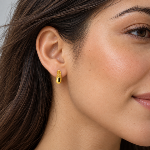 Glossy Teardrop – Tropfen-Ohrstecker mit Filigran und Glanz-Detail aus 750 Gold Suzan Gold