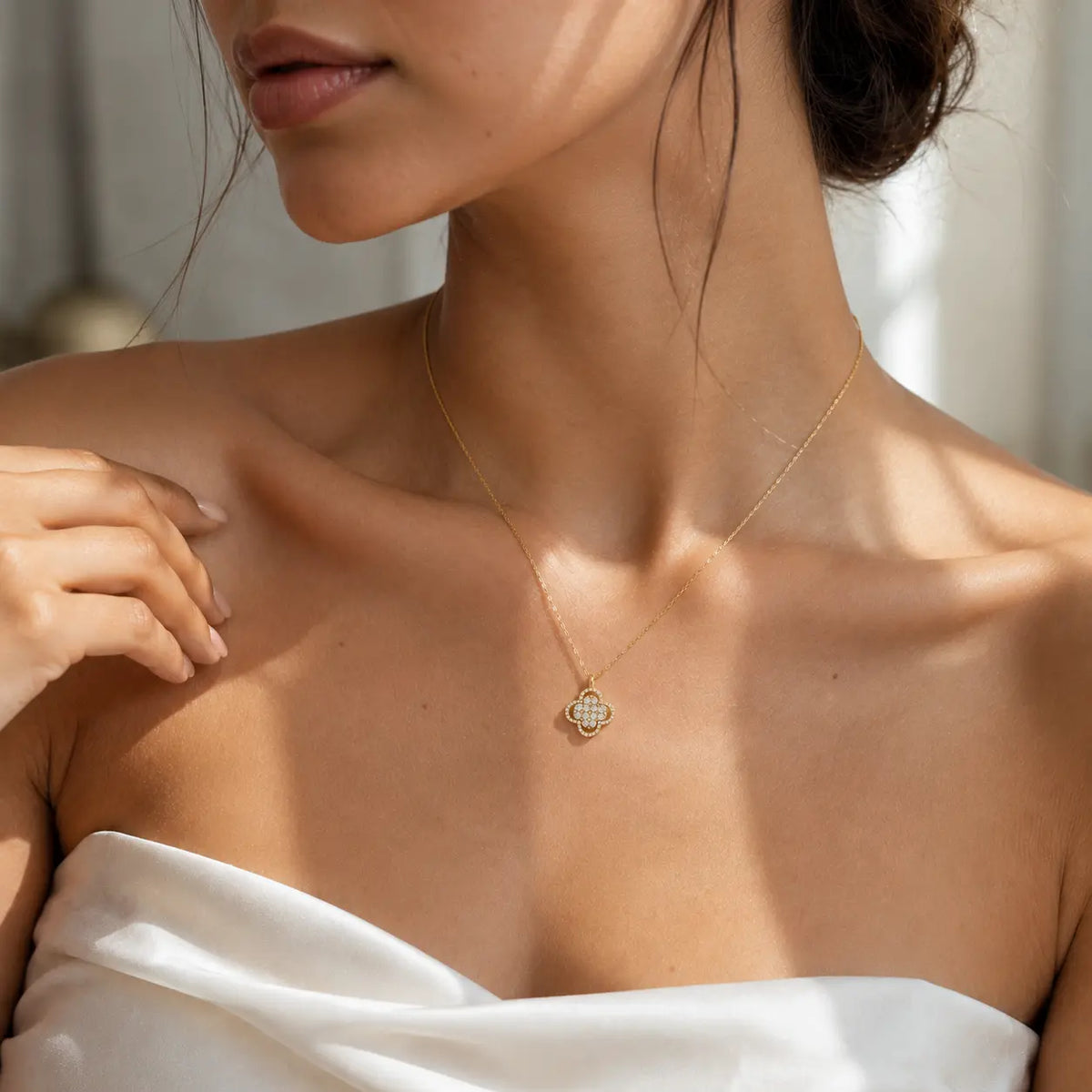 Clover Aurora – Kleeblatt-Halskette mit Zirkonia-Halo aus 585 Gold Suzan Gold