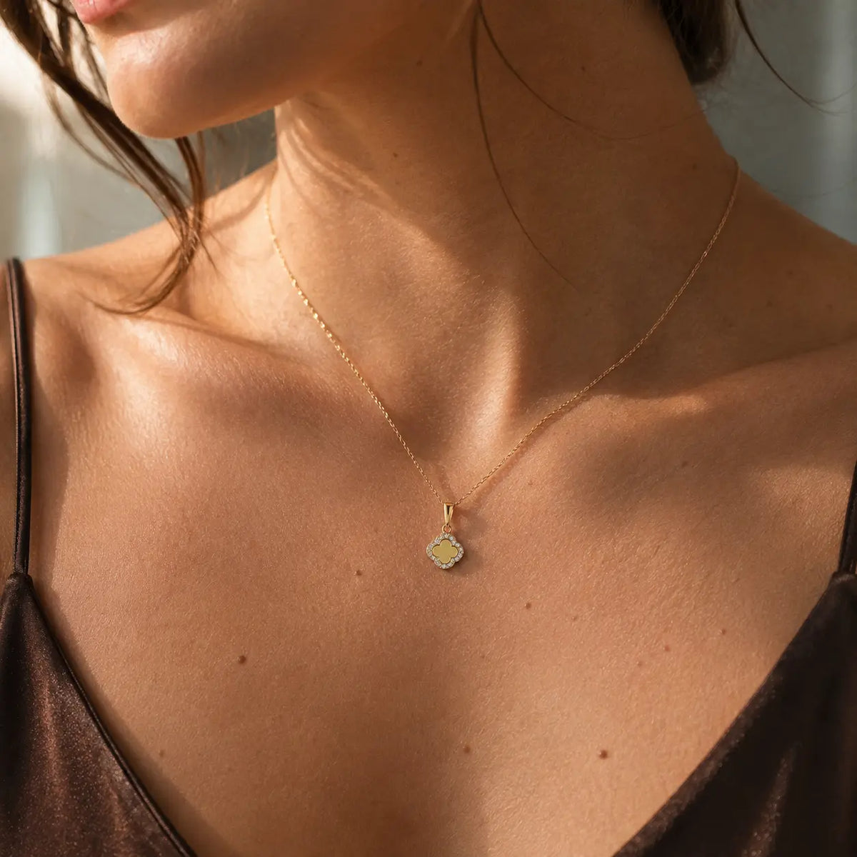 Halo Clover – Kleeblatt-Halskette mit Zirkonia-Rand aus 585 Gold Suzan Gold